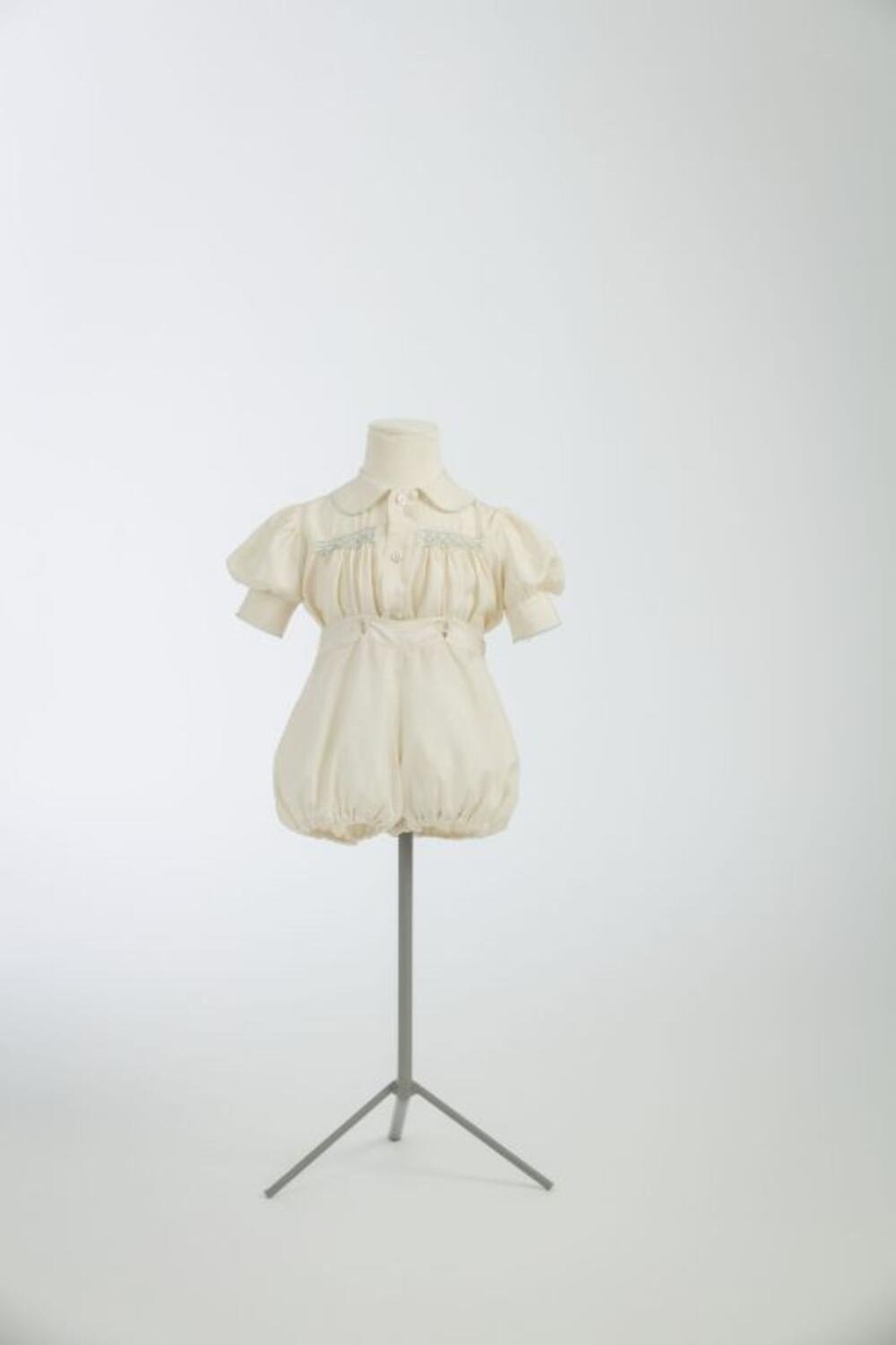 Ecrukleurig zijden babyensemble bestaande uit blouse en broek