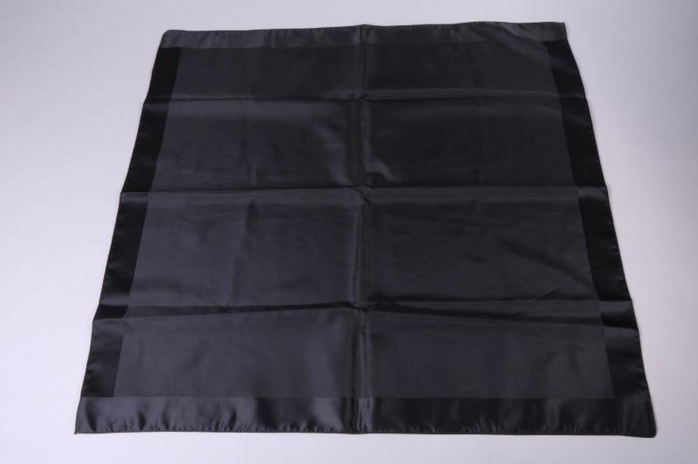 Zwarte, vierkante foulard, in synthetische zijde