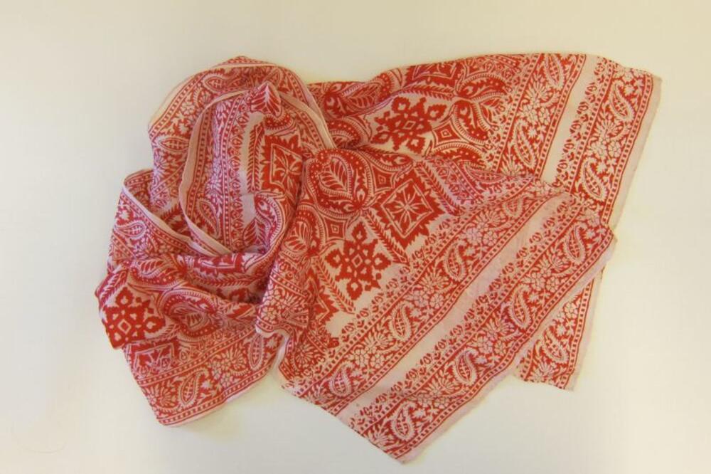Foulard in zalmroze zijde met rode bedrukking
