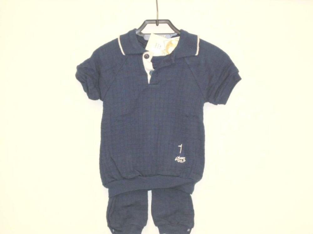 Ensemble in donkerblauw tricot bestaande uit broek en trui
