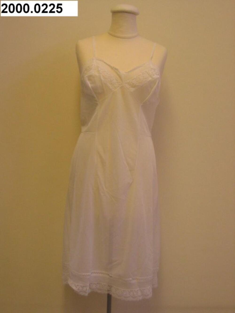 Witte, nylon onderjurk met machinale kantafwerking