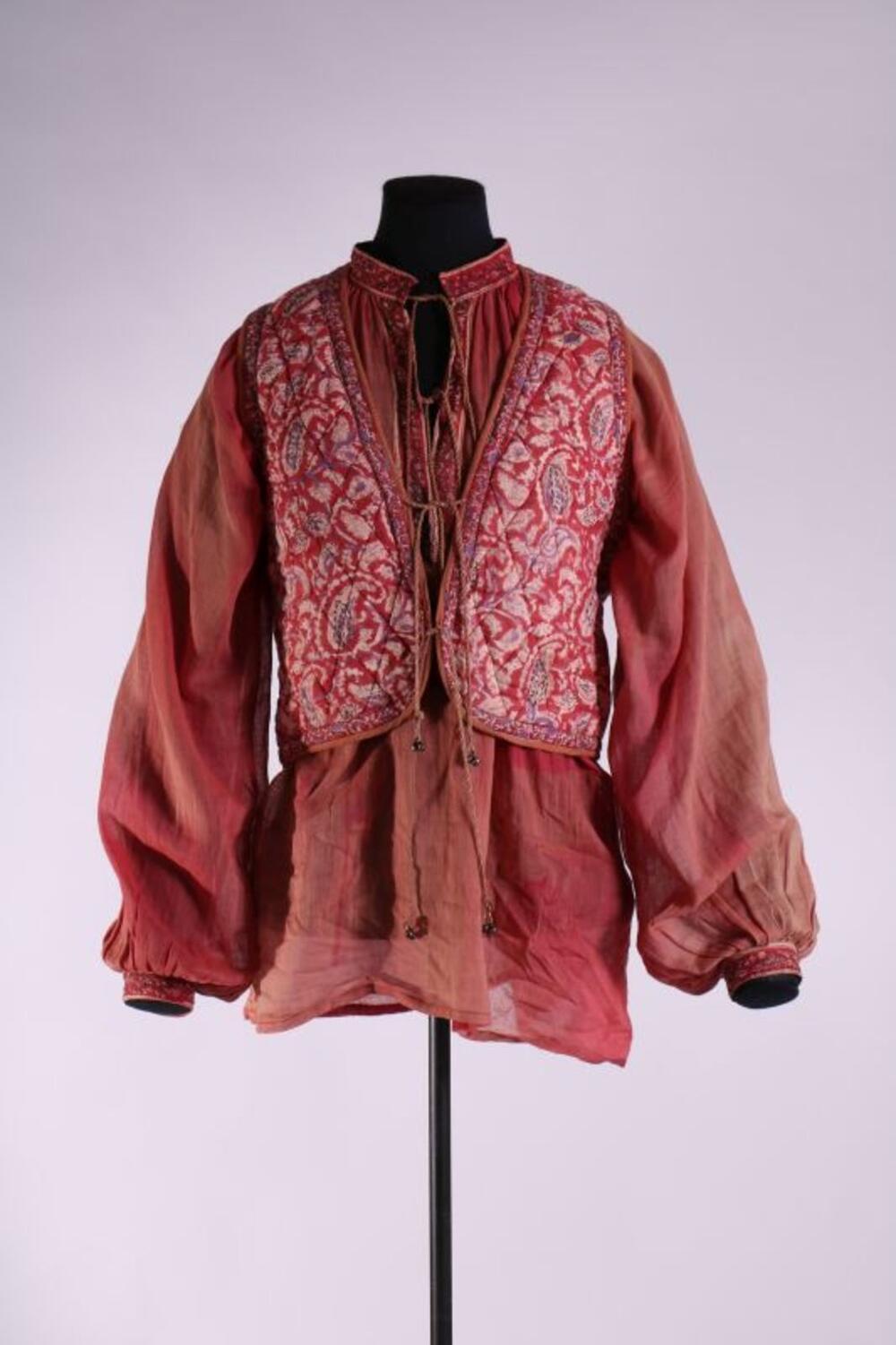 Blouse in roestkleurig katoen met bijhorend gilet in roodkleurig kasjmier