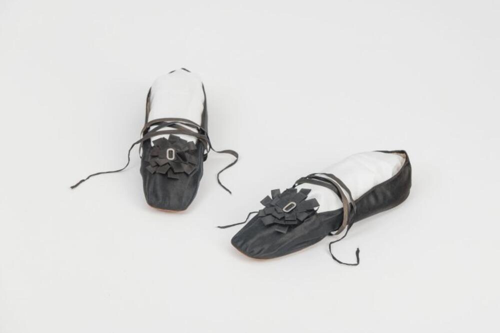 Platte zwarte zijden pantoffels met rozetten, zilveren gespen en linten