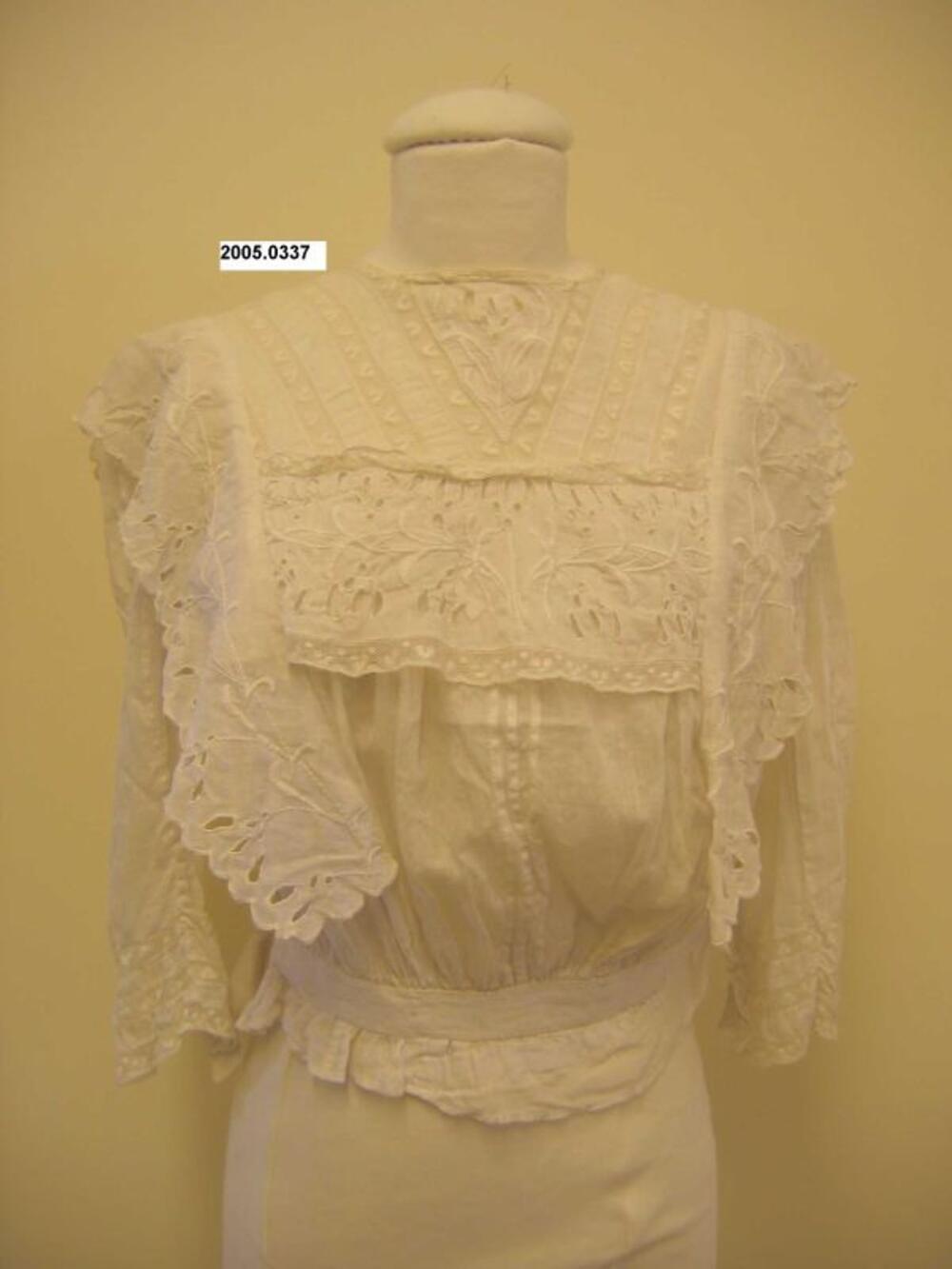 Blouse in witte batist versierd met broderie anglaise