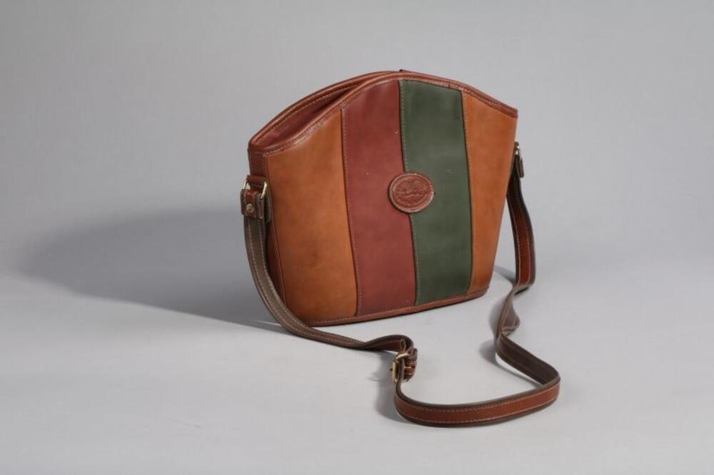 Handtas gemaakt van bruine, groene, en beige banden