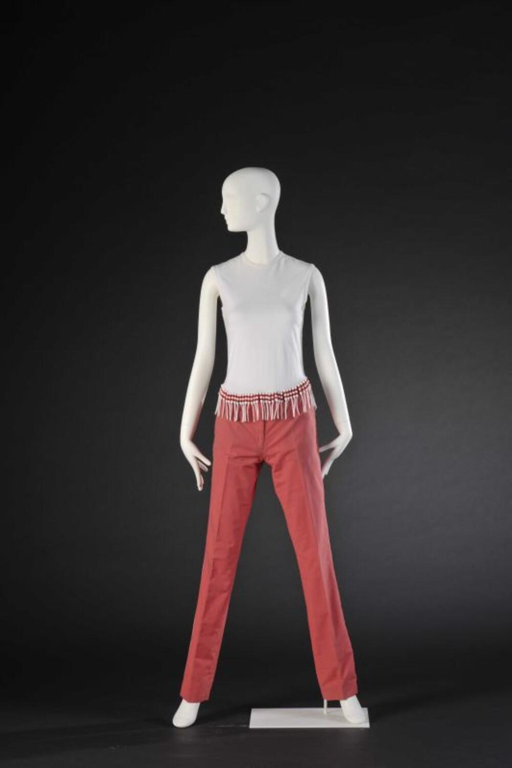 Ensemble bestaande uit T-shirt en rode lange broek