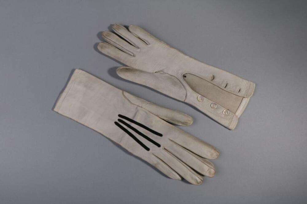 Korte handschoenen in lichtgrijs leer met zwarte koordversiering