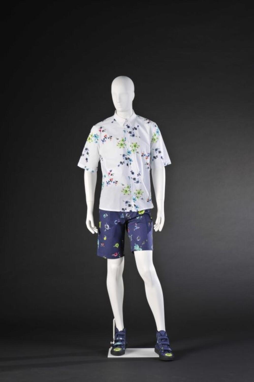 Mannenensemble bestaande uit gebloemd hemd, short, sneakers en bijhorende schoendoos