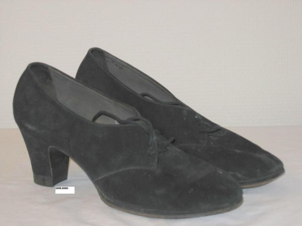 Veterschoenen in zwarte suède met stompe punt