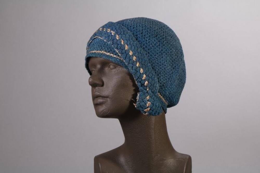 Muts in blauw gehaakte katoen