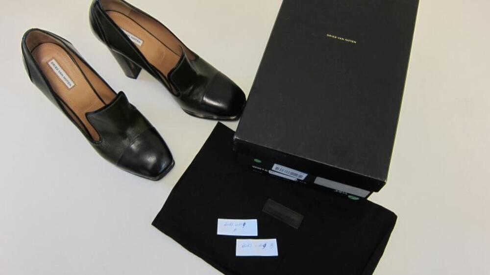 Ensemble bestaande uit groene pumps, schoenenzak en schoenendoos