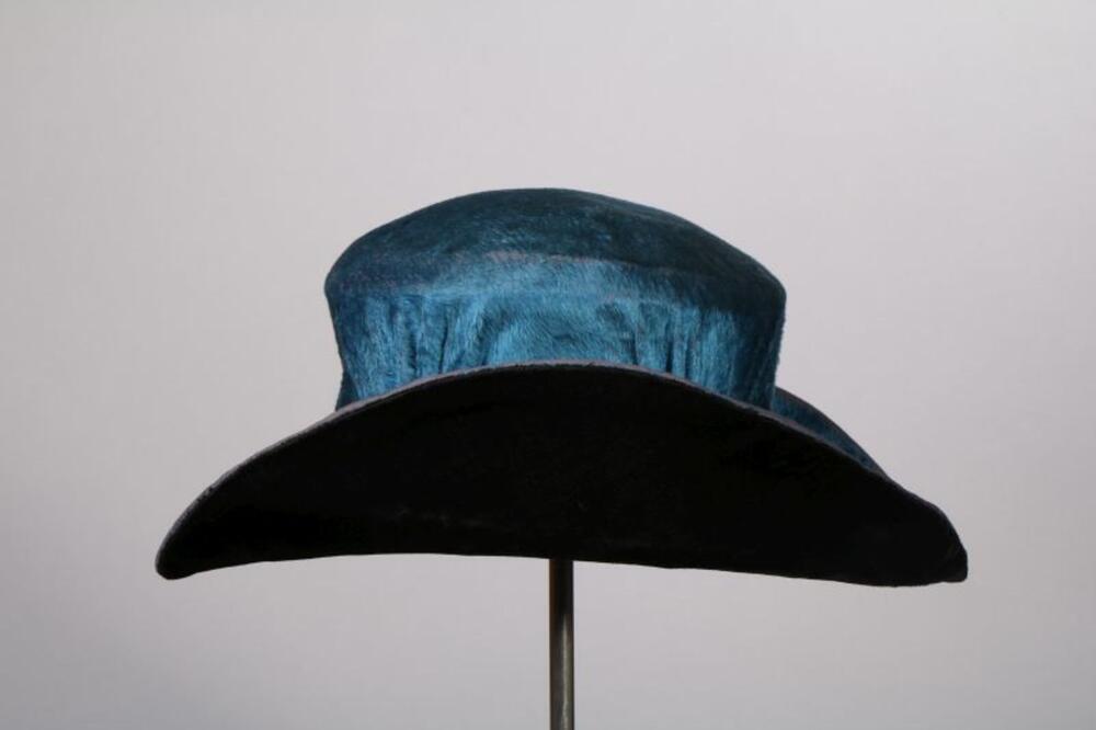 Hoed in blauw effen fluweel met zwarte voering