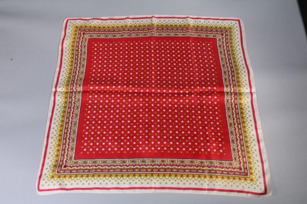 Foulard in rood, groen en ecrukleur