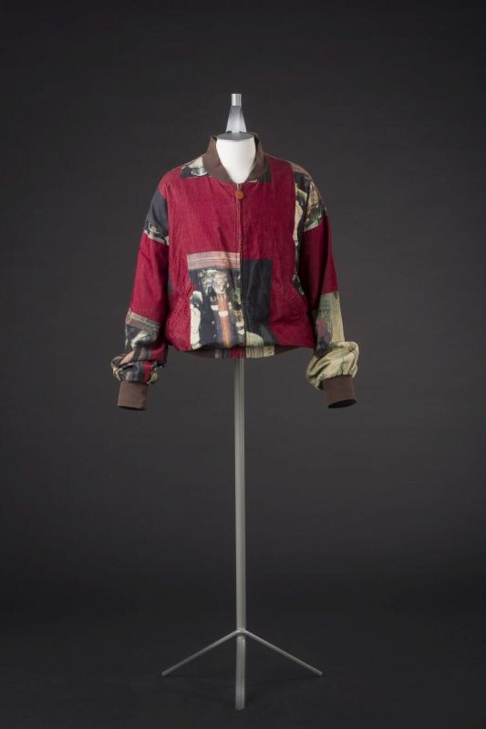 Bordeauxkleurige bomberjas met print