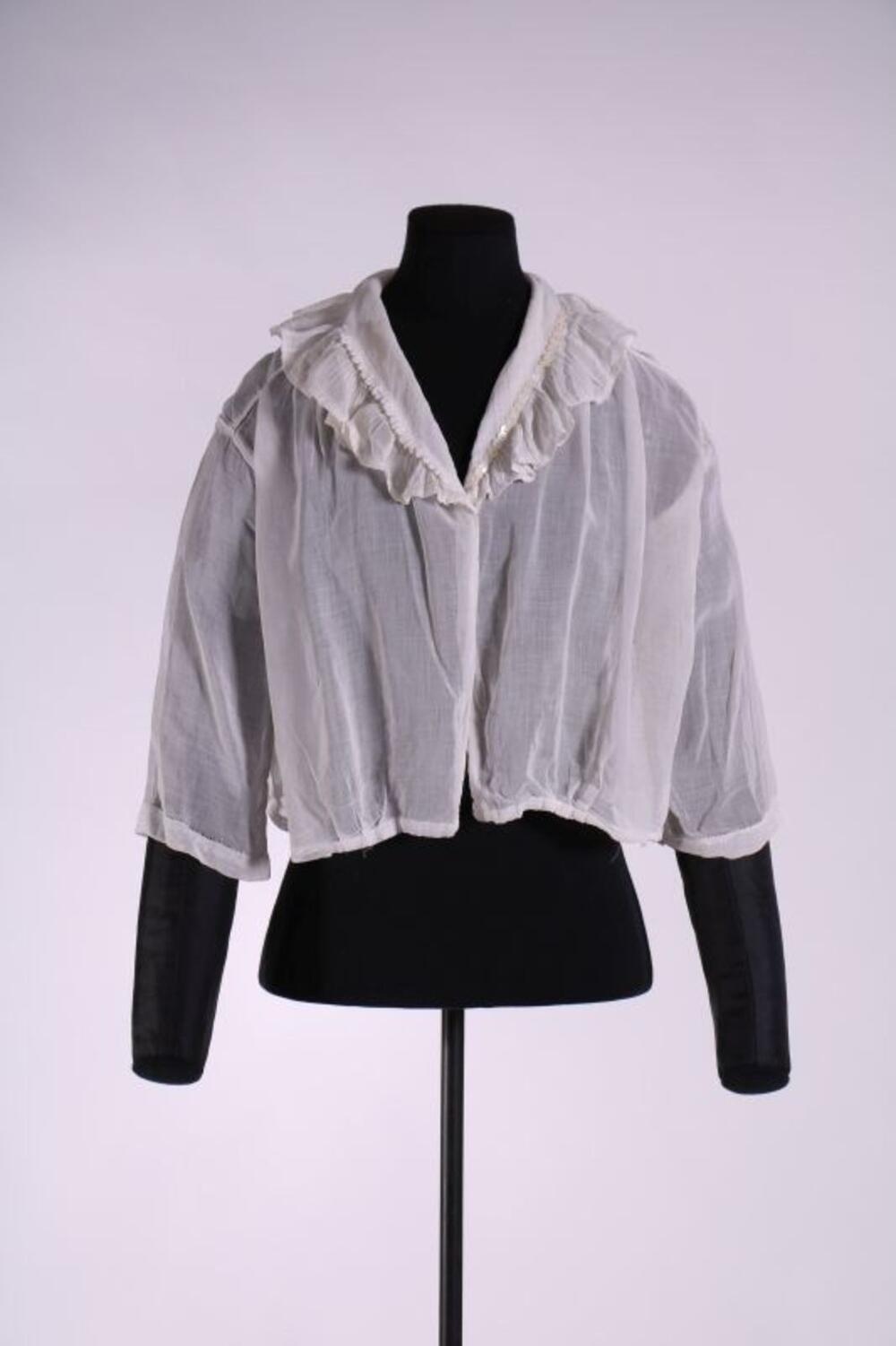 Blouse in witte organdie met rij knopen en lussen op volantkraag