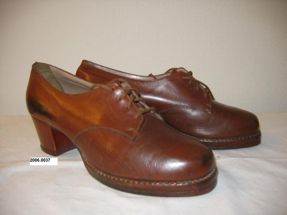 Schoenen in bruin leer met zware hak en dikke zool