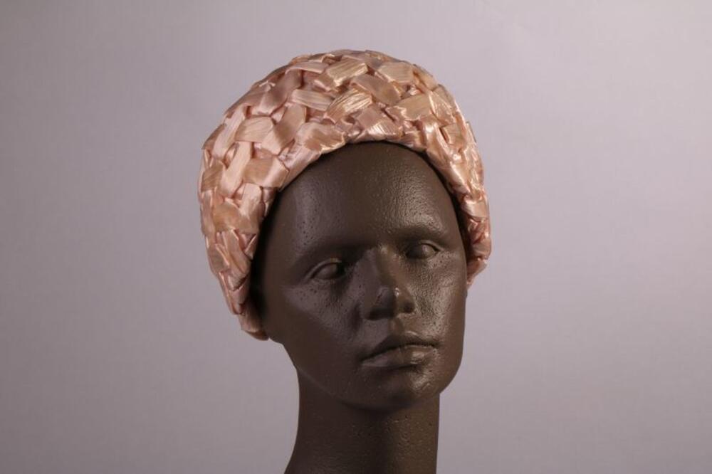 Hoed in roze raffia