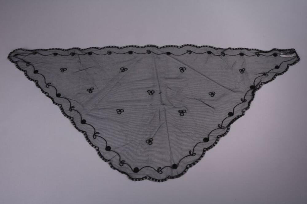 kleine mantilla in zwarte tule met borduurwerk