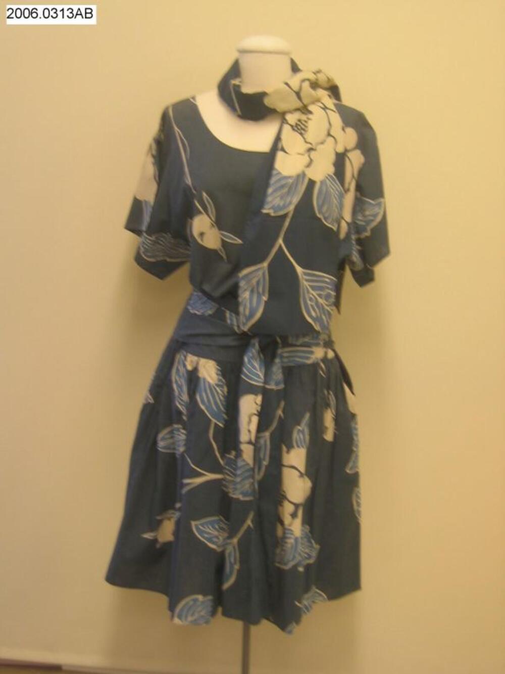 Blauw ensemble met witte bloemenprint bestaande uit tuniek, rok en riem