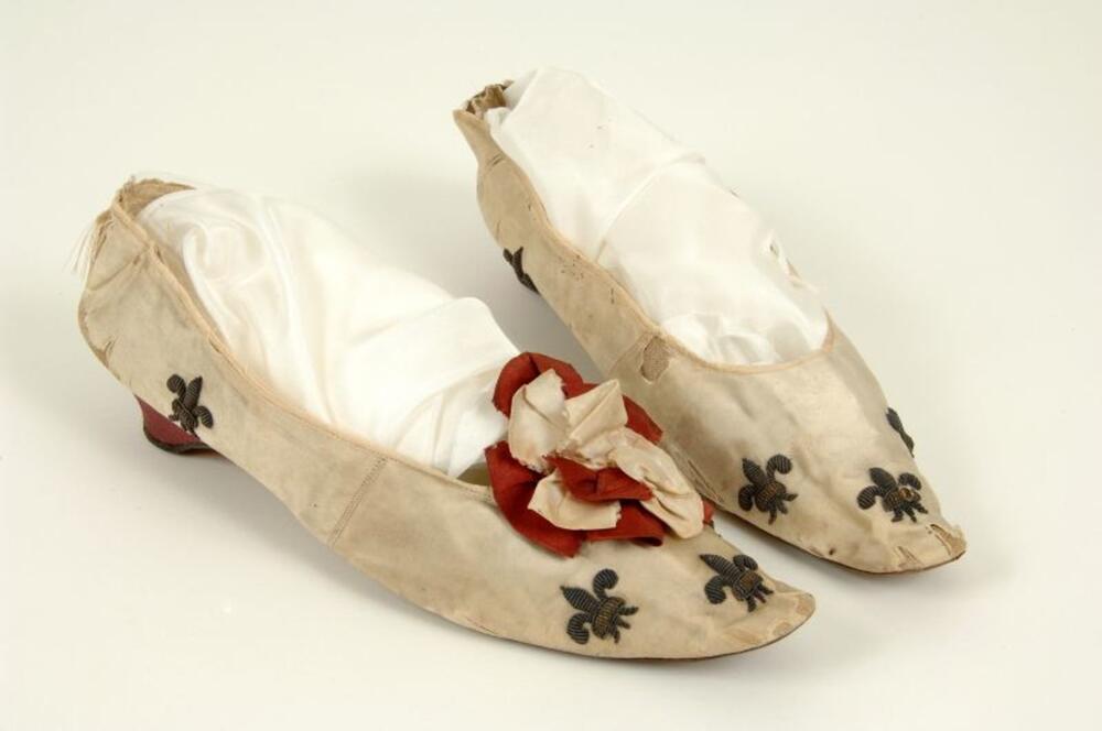 Ecru zijden slippers met rozet