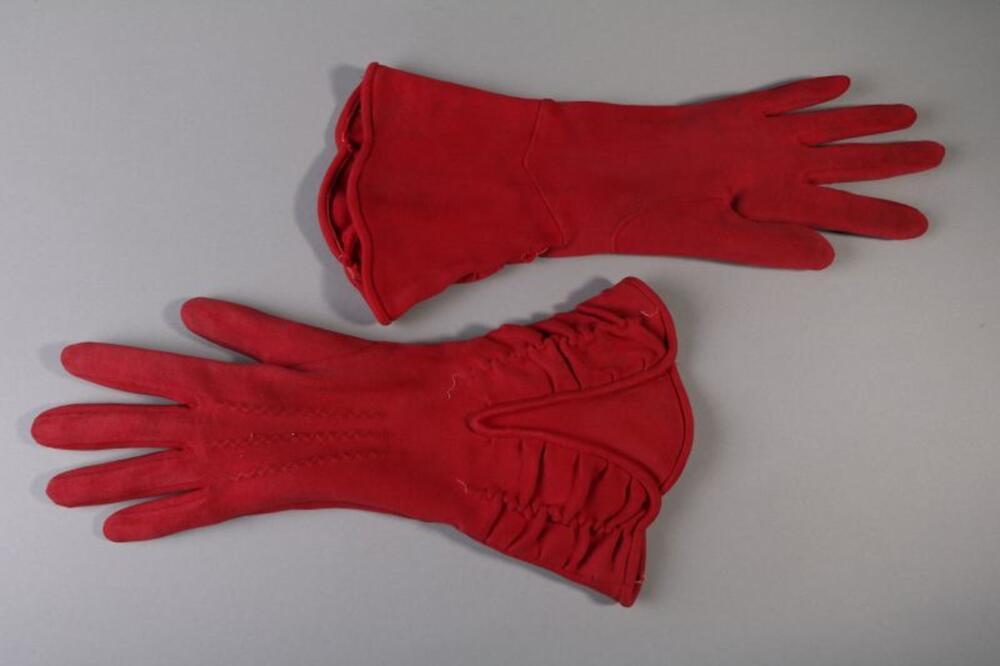 Handschoenen in rode wollen tricot met aangefronste uitwaaiende polsboorden.