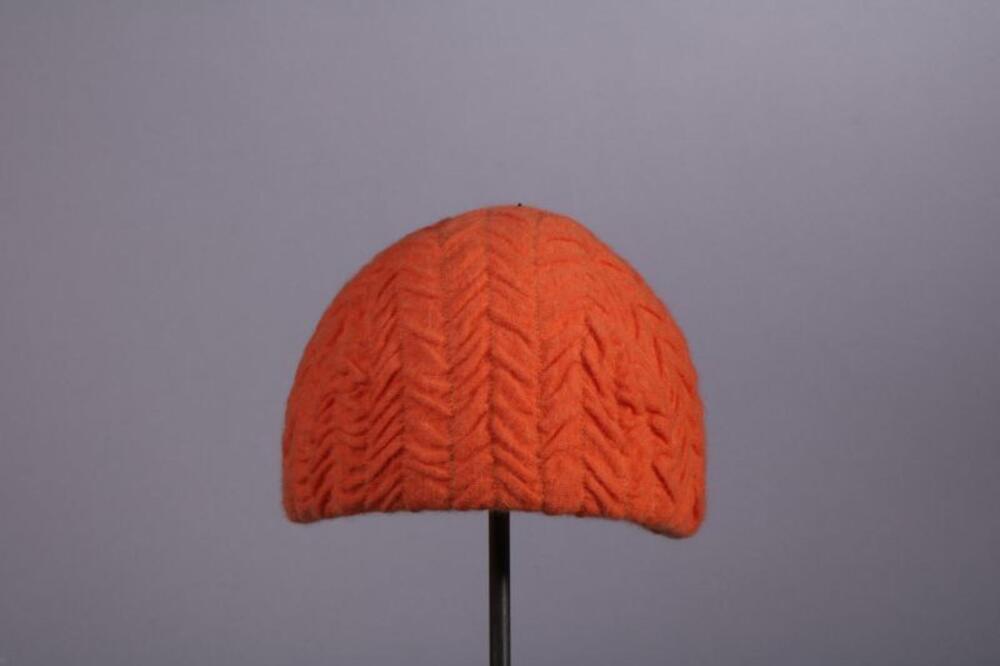 Toque in oranje kunstvezel