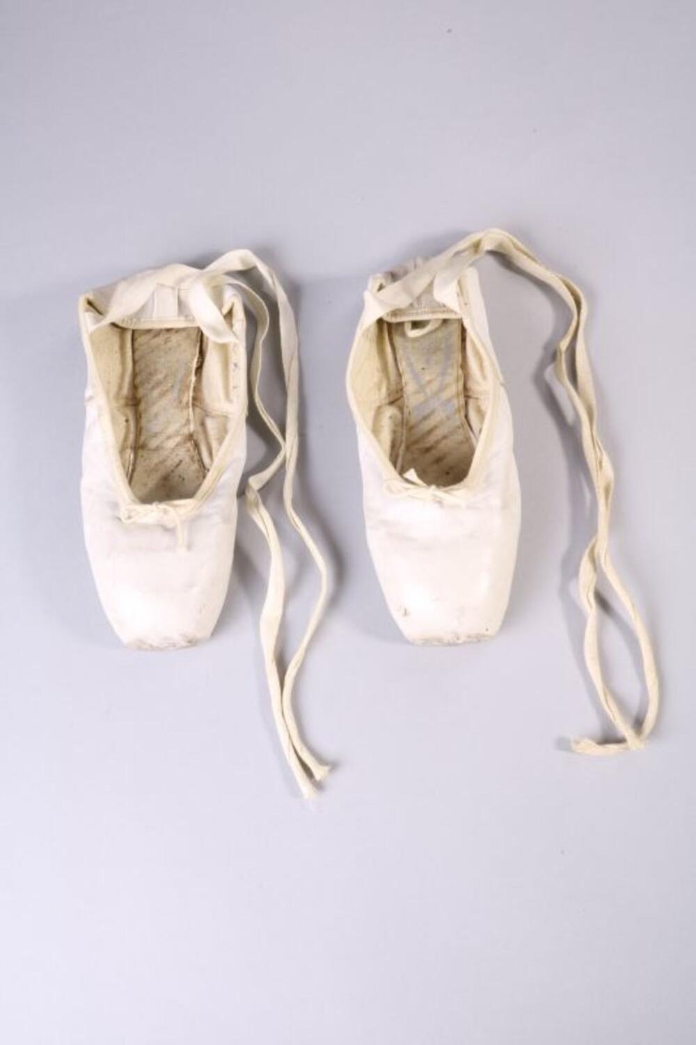 Pointes in wit leer