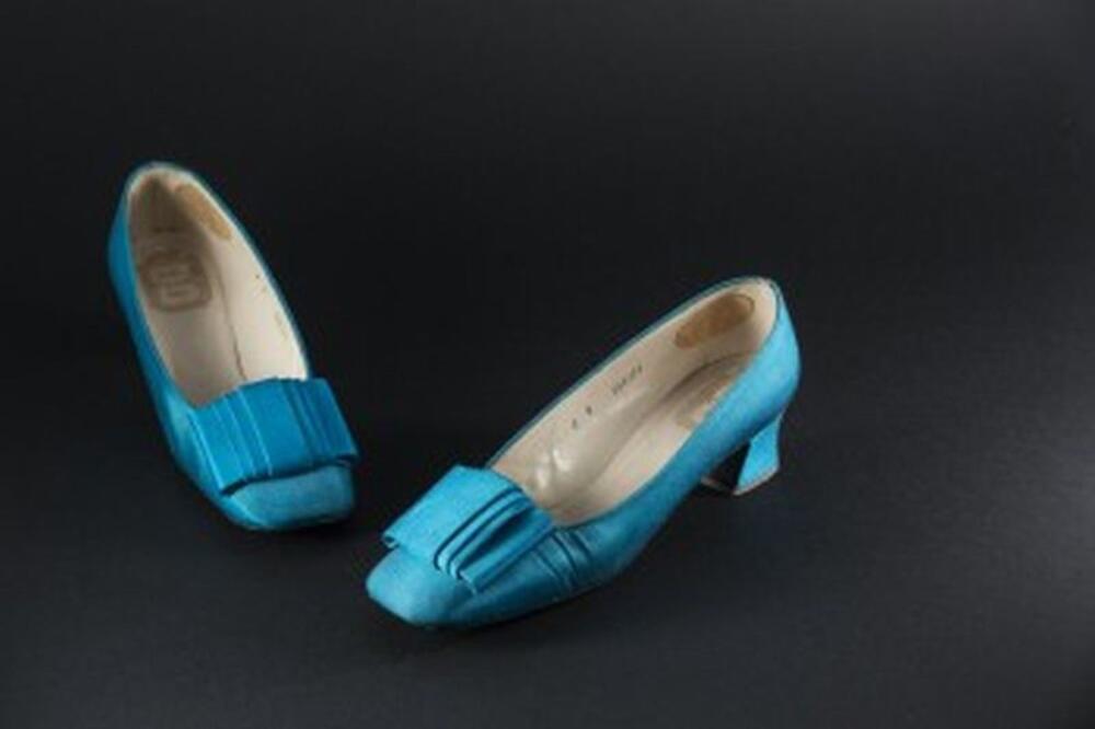 Ensemble bestaande uit turkooizen pumps en schoenendoos