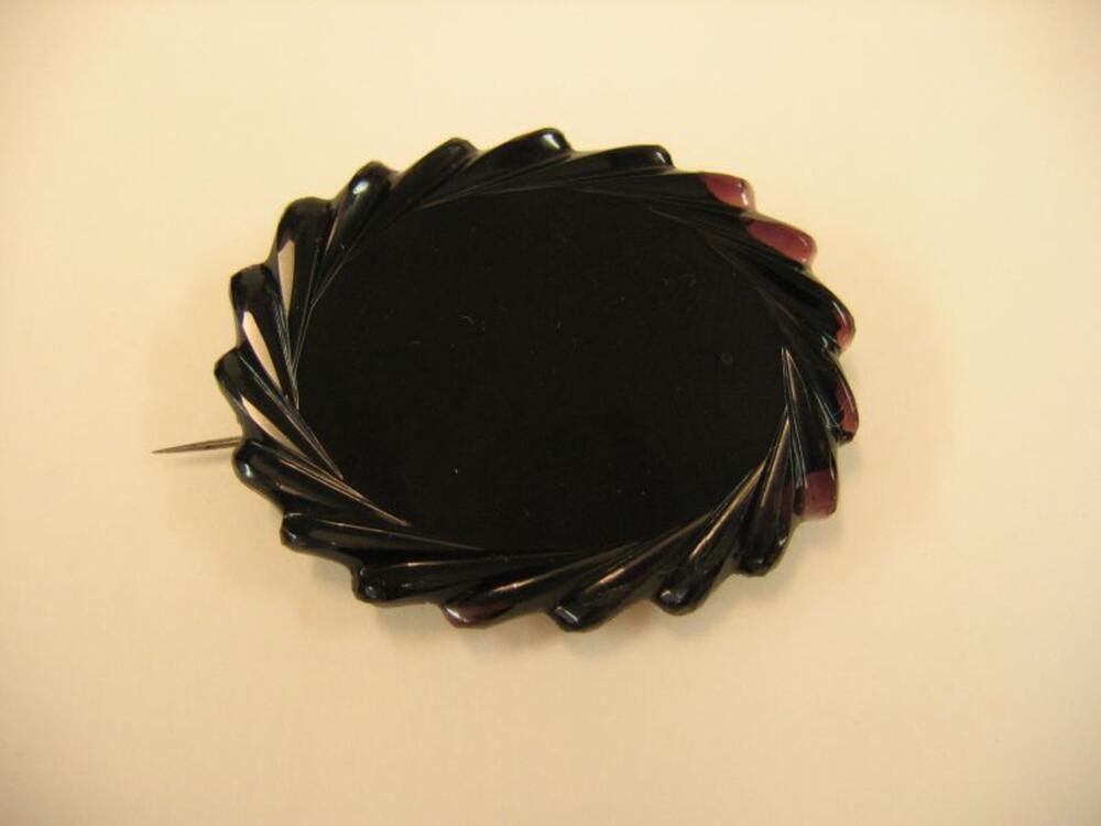 Broche in zwarte glas