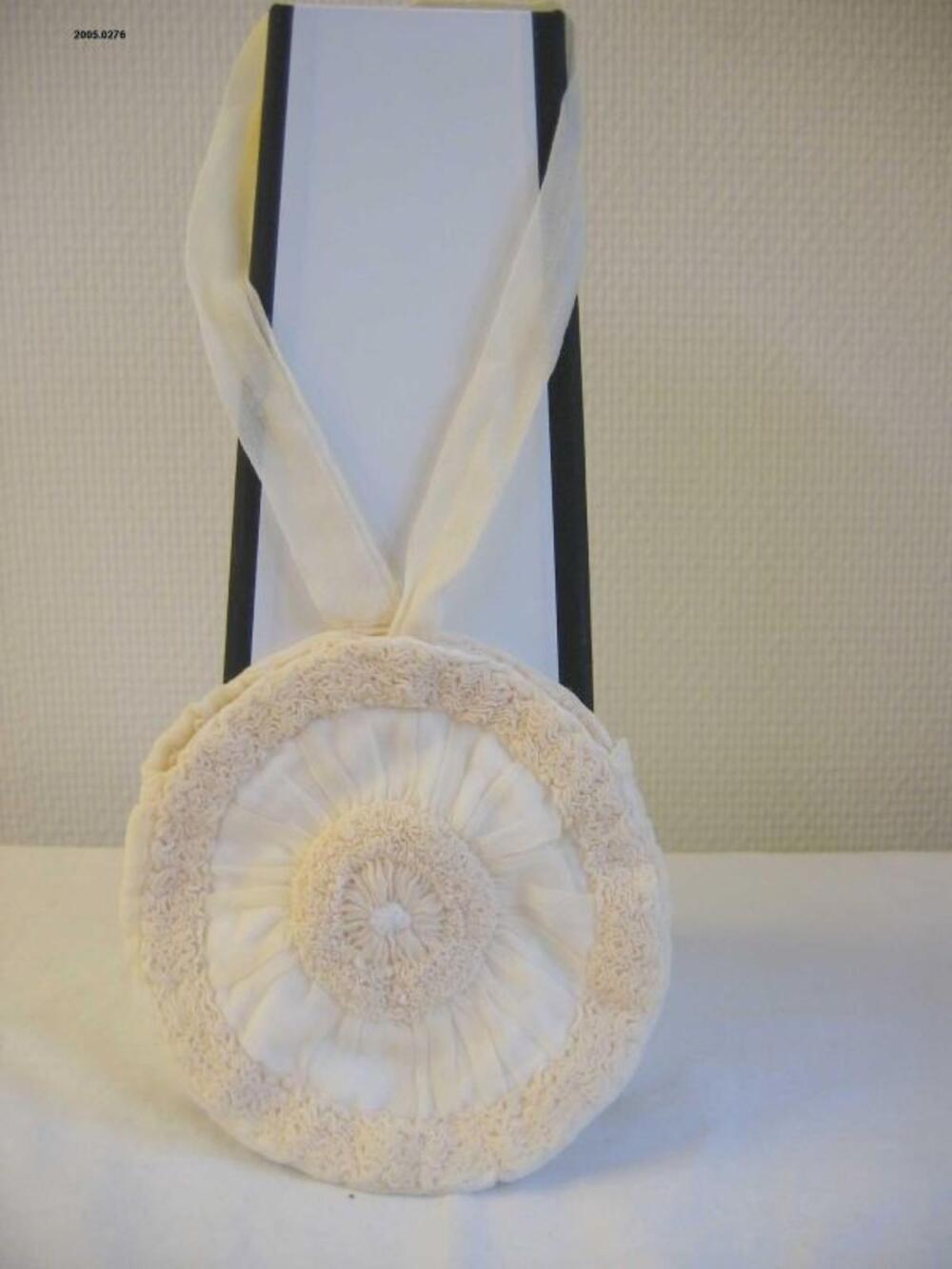 Ronde handtas in ecrukleurige zijde crêpe