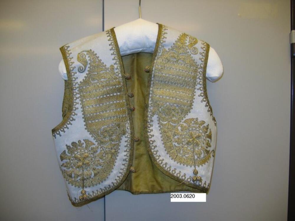 Gilet in grijze vilt versierd met gouddraad
