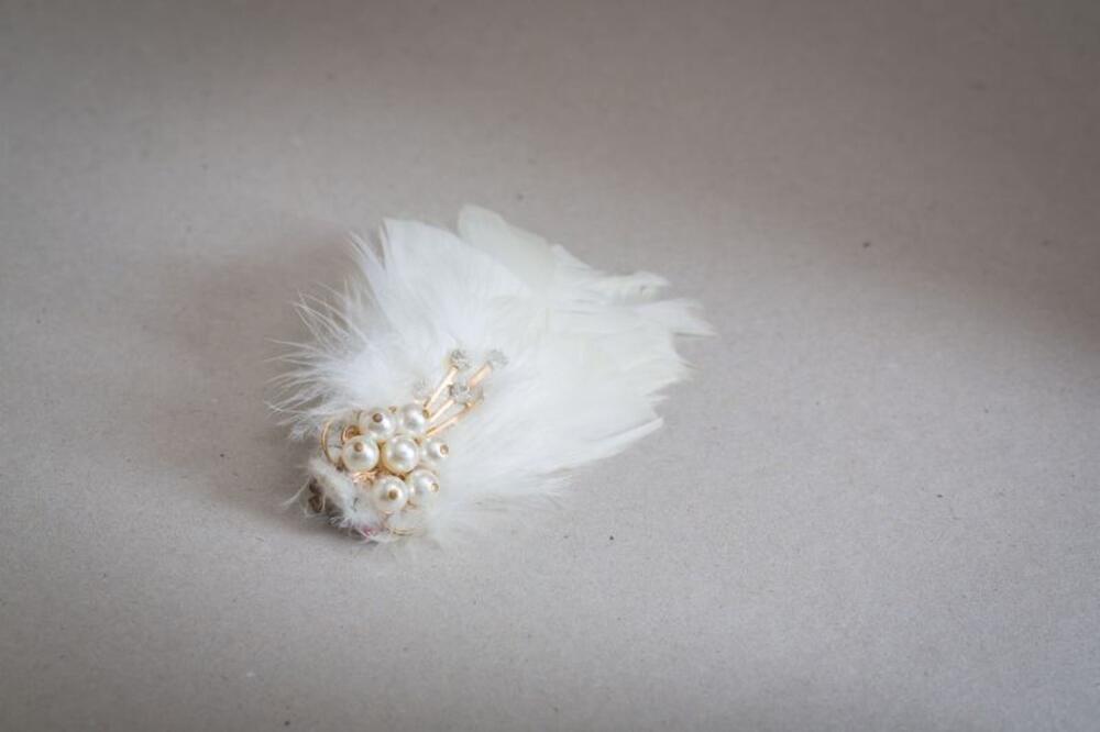 Een paar witte pluimoorbellen