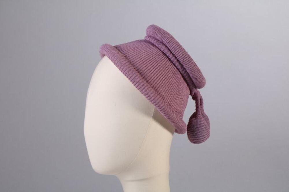 Muts in lila tricot met pompons