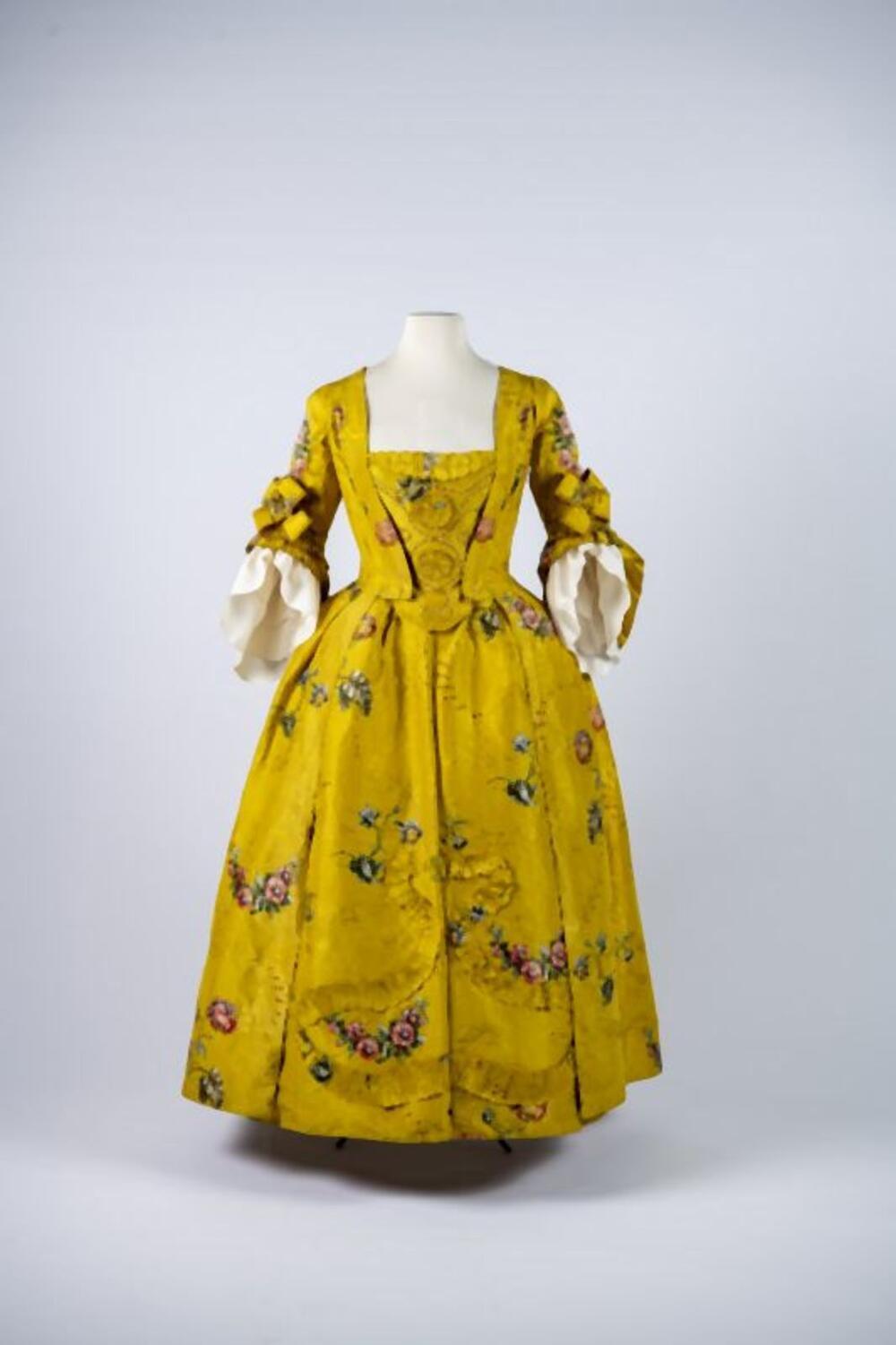 Robe à l'anglaise met petticoat en borstlap uit gele zijde met ingeweven bloemmotieven