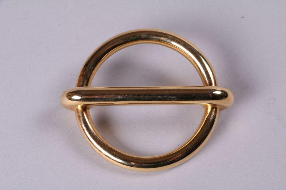 Goudkleurige ronde metalen sjaalgesp