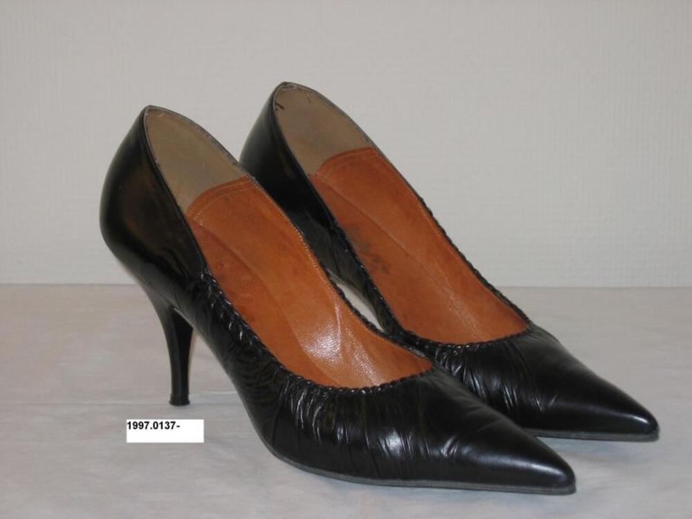 Schoenen in zwart leer met puntige neus