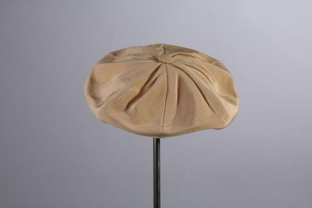 Baret in crèmekleurige ottoman