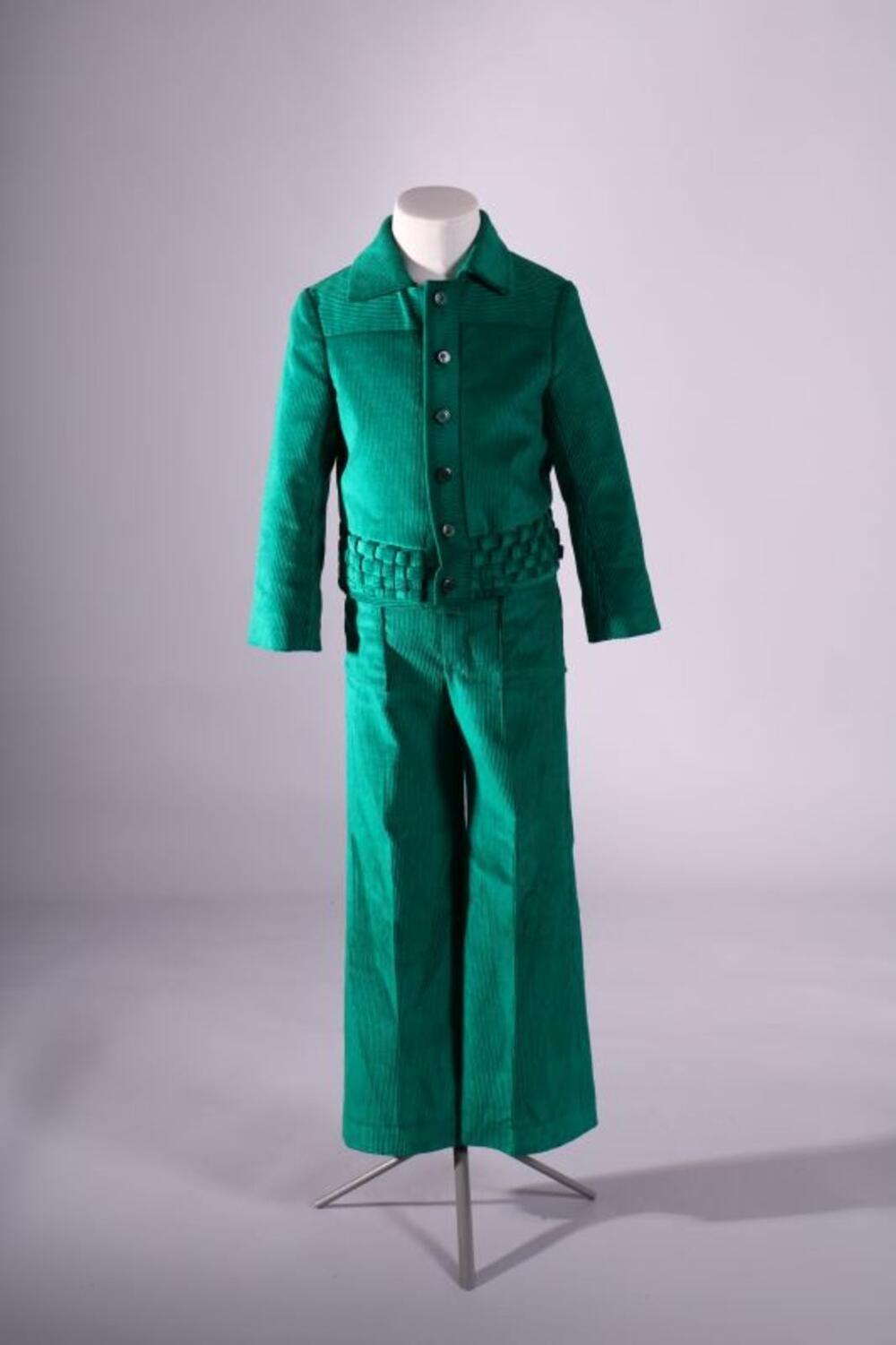 Pak in groen ribfluweel bestaande uit een vest een broek