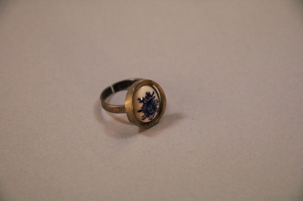 Ring in zilverkleurig metaal versierd met ingelegde steen in Delfts blauw