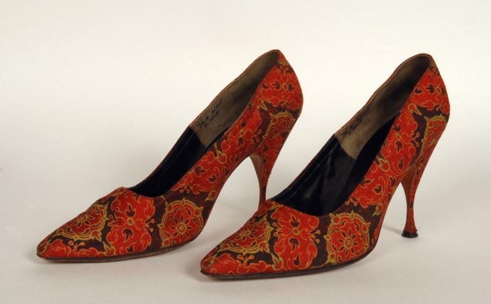 Schoenen in rode, bruine en gele zijde en leer met paisleymotief
