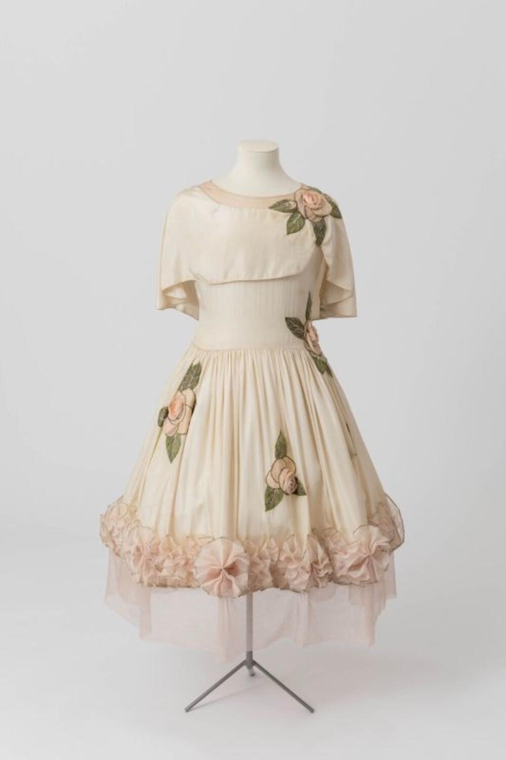 Robe de style 'Le souffle' in ecrukleurige zijde versierd met rozenblaadjes
