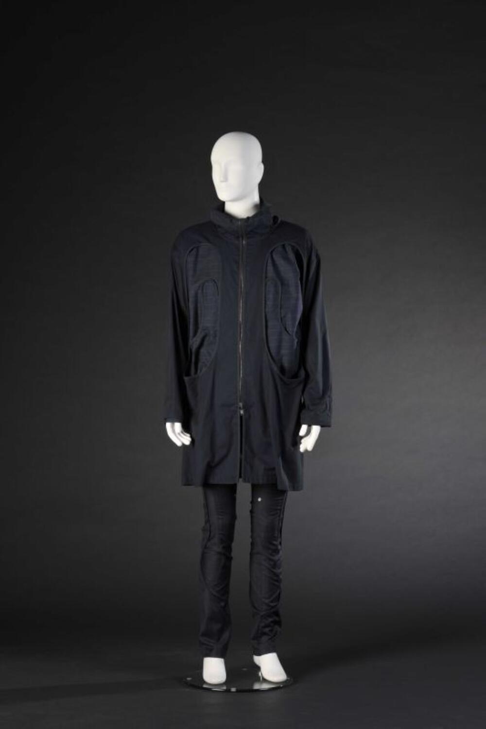 Ensemble bestaande uit donkerblauwe parka en donkerblauwe, geruite, lange broek