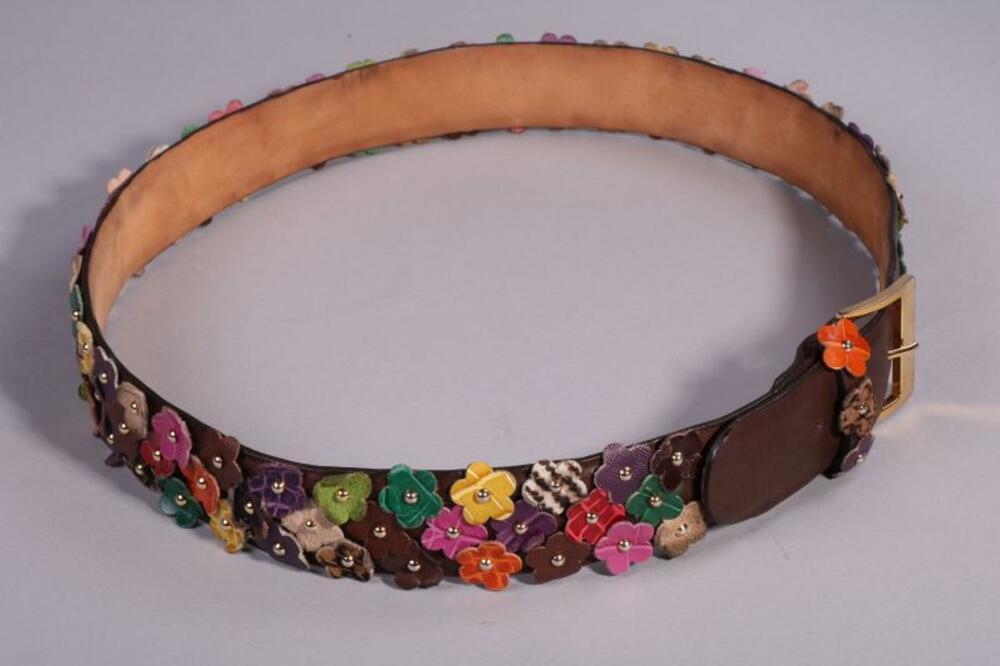 Riem in bruin leer volledig versierd met klein gekleurde bloemen in leer