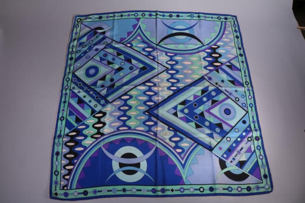 Foulard in zijde met geometrische print in blauw, wit, groen en zwart