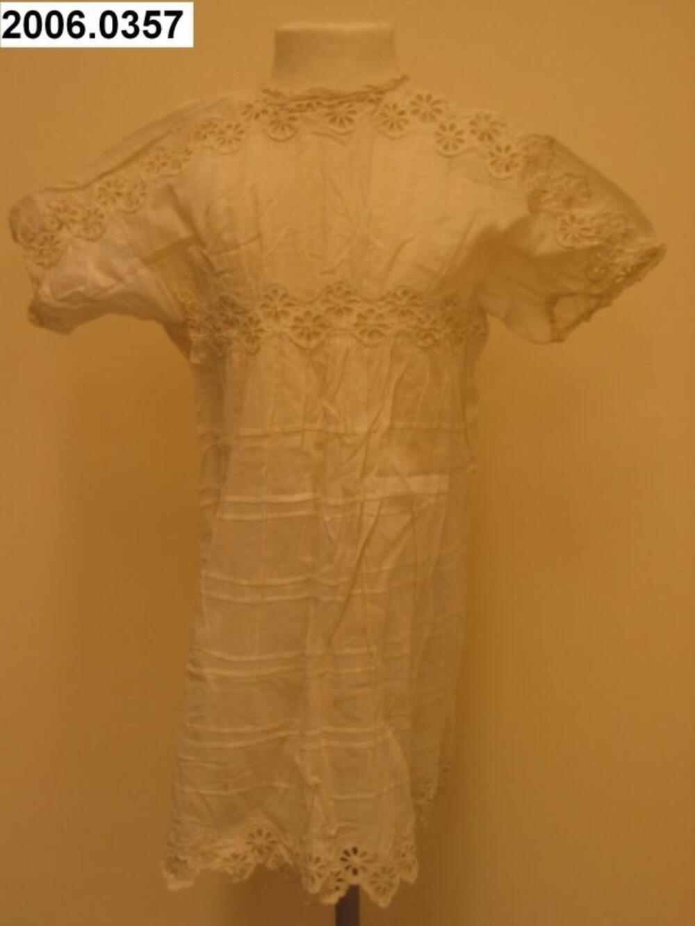 Jurk in wit katoen versierd met broderie anglaise