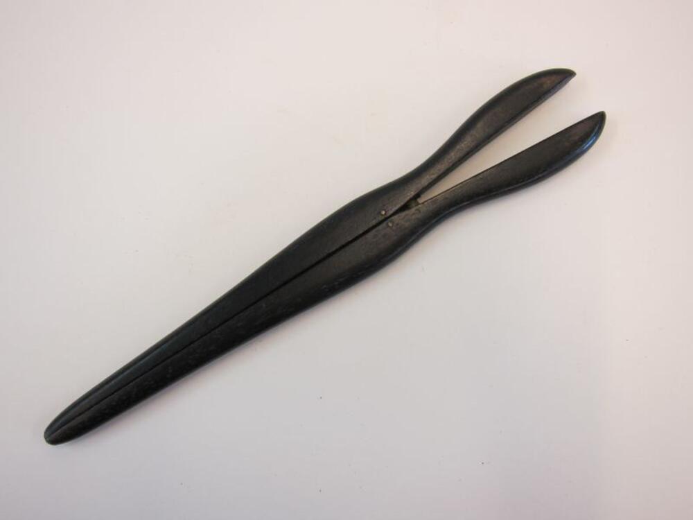 Zwart geverfde houten handschoenentang