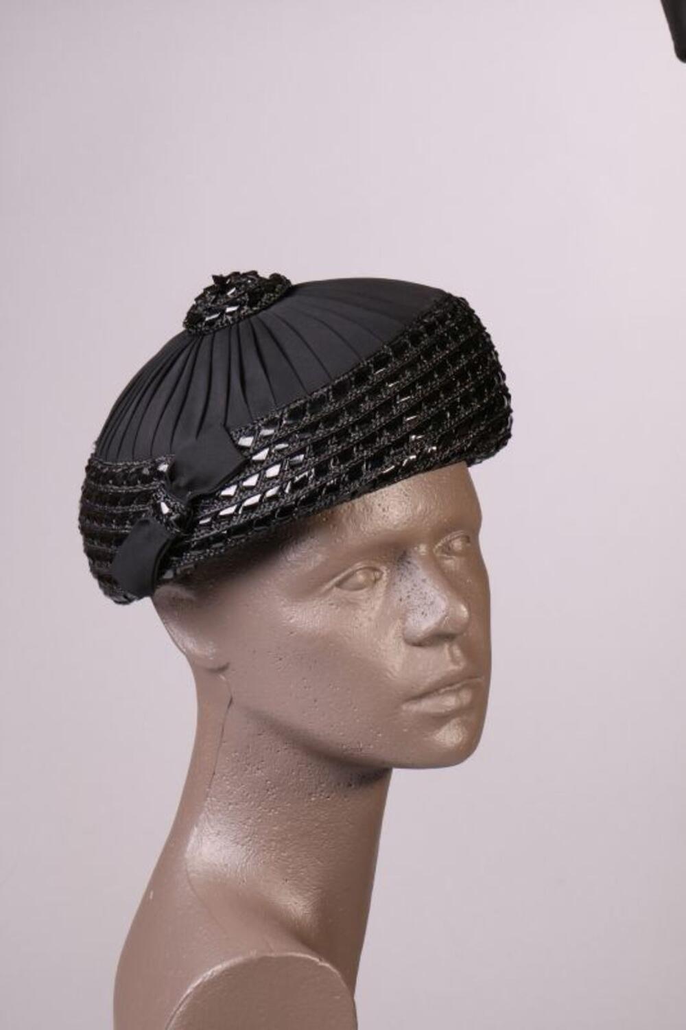Hoed in zwart bandstro, raffia en plissé stof