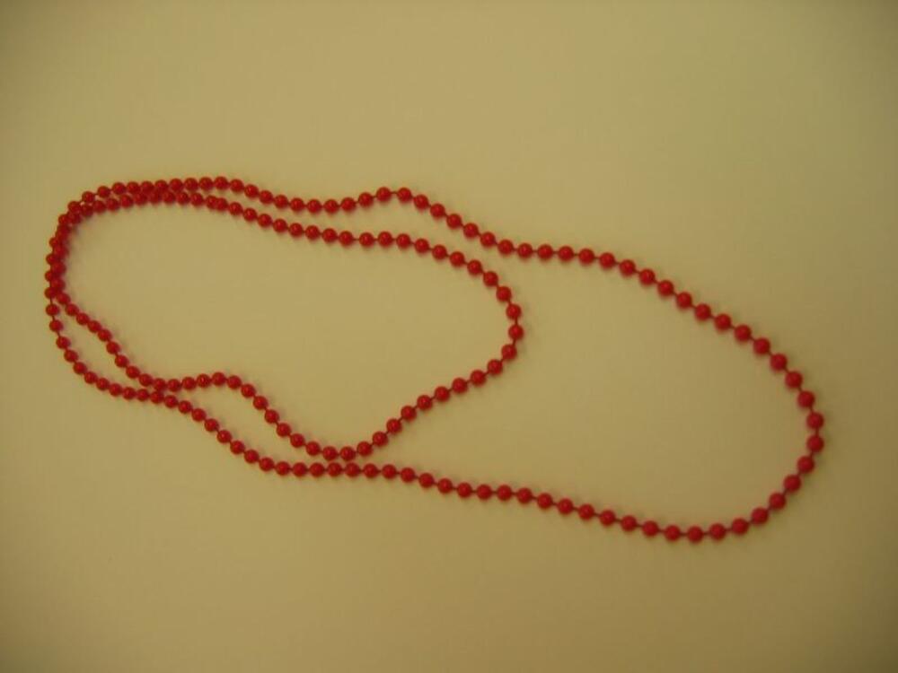 Lange halsketting in rode plastic bolletjes