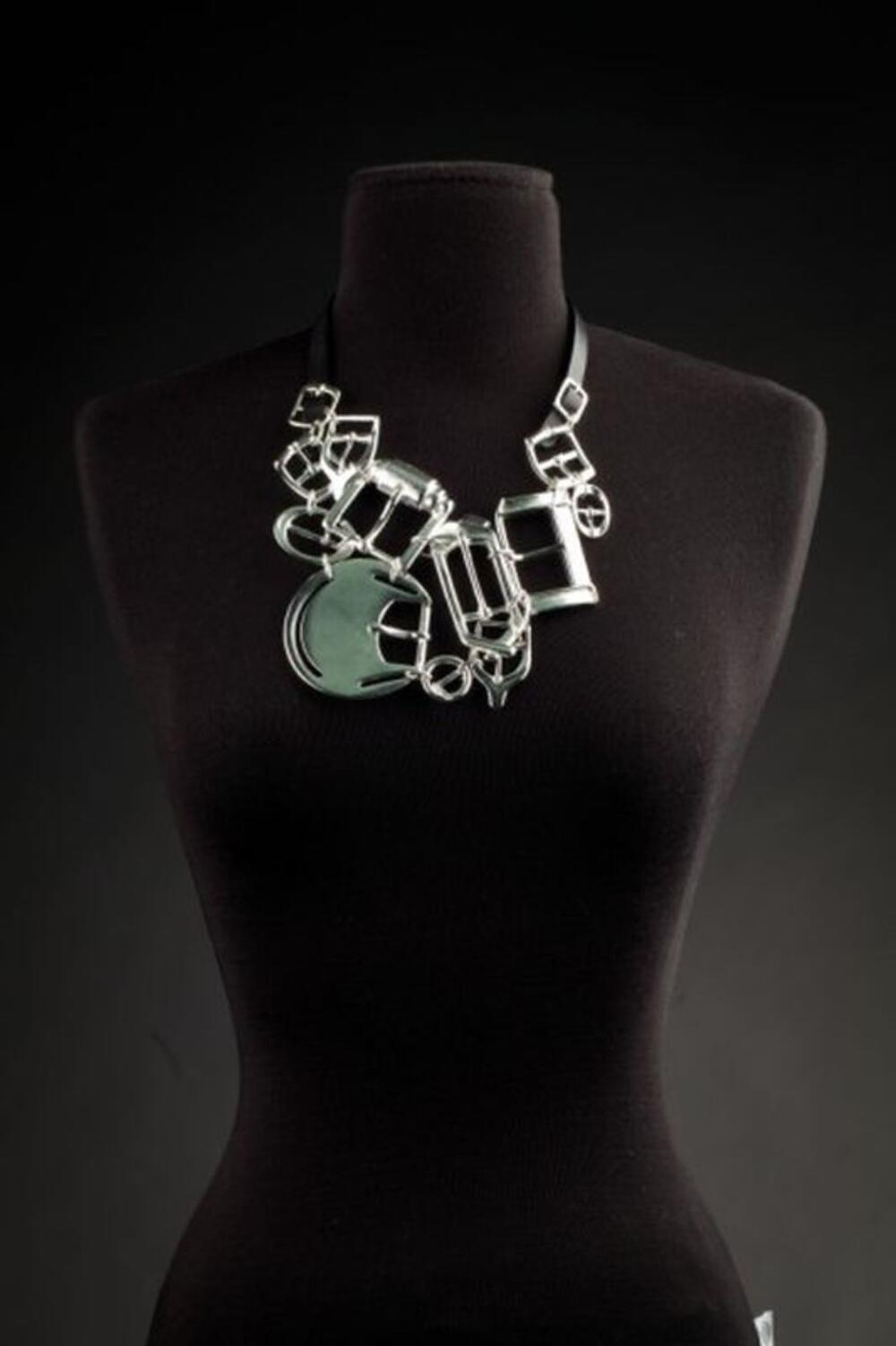 Ketting van zilverkleurige gespen aan een leren ketting