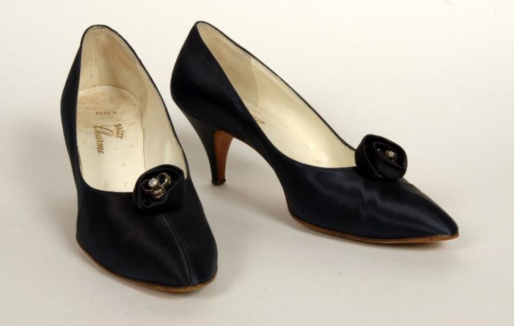 Pumps in donkerblauwe satijn met strasversiering